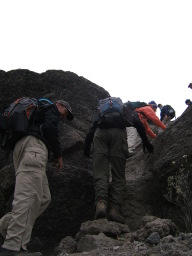 シェリー（奥さん、写真中央）にガイドされ岩場を登るカール（写真左）